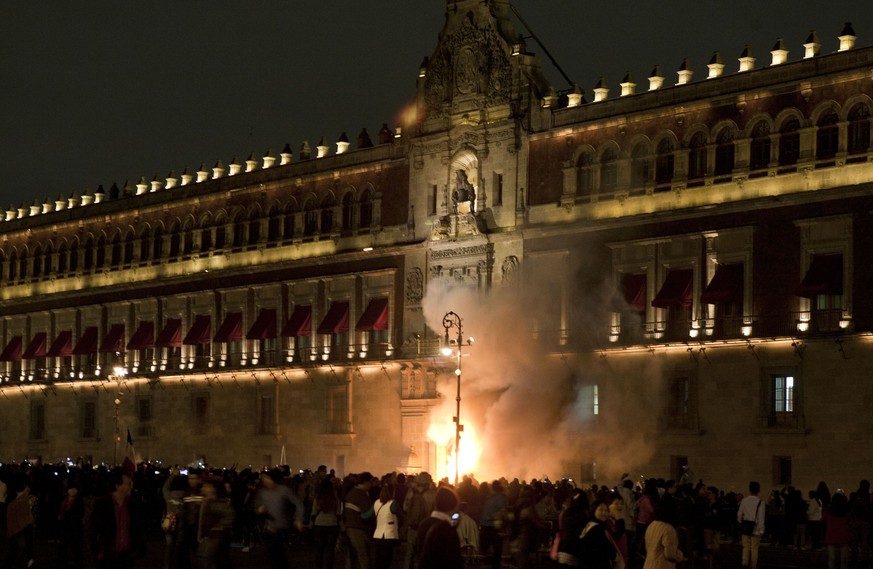 Mexiko-Stadt:&nbsp;Eine kleine Gruppe von Demonstranten rammte in der Nacht zum Sonntag Metallbarrikaden gegen die massive Eingangstür des Nationalpalastes und setzte sie kurzzeitig in Brand.