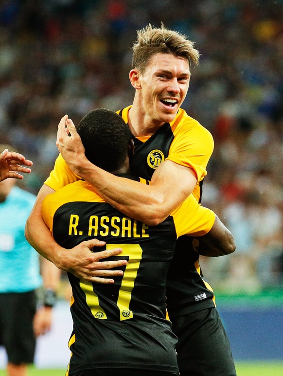 epa06111149 Bern&#039;s Christian Fassnacht (R) celebrates with his teammate Roger Assale (L) after scoring a goal during the UEFA Champions League third qualifying round, first leg soccer match betwe ...