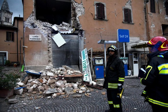 epaselect epa05605055 A view of a damaged building as rescue teams operate at the first light of the day in the aftermath of two strong earthquakes hitting the region, in Visso, Marche region, central ...