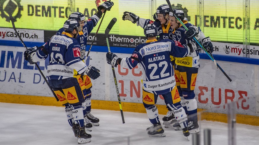 Die Zuger Spieler feiern das 1:1 beim Eishockey Meisterschaftsspiel in der Qualifikation der National League zwischen dem EV Zug und dem SC Bern vom Samstag, 10. Oktober 2020 in Zug. (KEYSTONE/Urs Flu ...