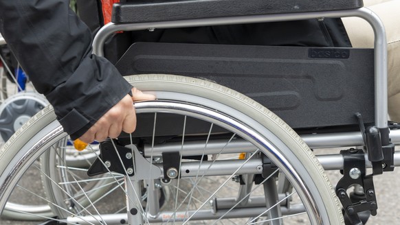 Der Basler Regierungspraesident Beat Jans versucht mit einem Rollstuhl zurechtzukommen bei einem Medienrundgang in Basel, am Mittwoch, 4. August 2021. Seit dem 1. Januar 2021 ist das kantonale Behinde ...