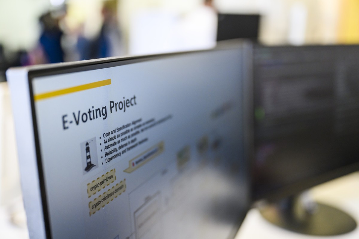 Des ingenieurs de la Poste developpent un nouveau systeme de vote electronique (E-Voting Project) lors d'une visite du nouveau centre de cryptographie de la Poste le mercredi 4 mai 2022 a Neuchat ...