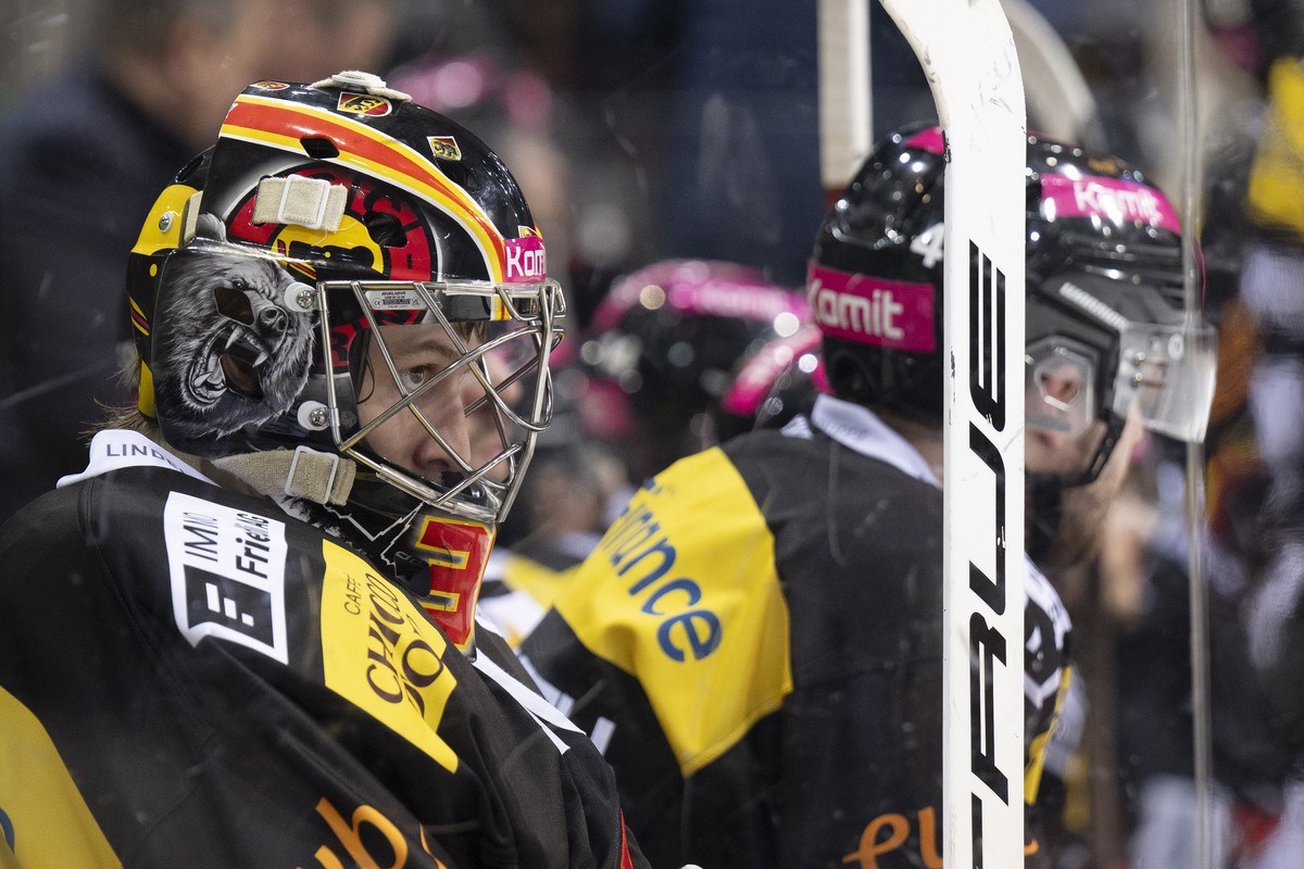 Torhueter Philip Wuethrich (SCB) ist enttaeuscht im siebten Playoff Viertefinal Spiel der Eishockey National League zwischen SC Bern, SCB, und Fribourg-Gotteron, HCFG, vom Mittwoch, 26. Maerz 2025 in  ...