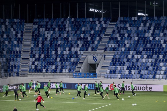 epa12505954 Omonia&#039;s soccer players work out during a training session at the stade de la Tuiliere stadium in Lausanne, Switzerland, 05 November 2025. Omonia Nicosia faces FC Lausanne-Sport in a  ...