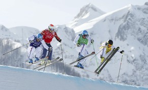 Erbt der Kanadier Brady Leman (rote Startnummer) den Olympiasieg von Jean-Frédéric Chapuis (grün)?