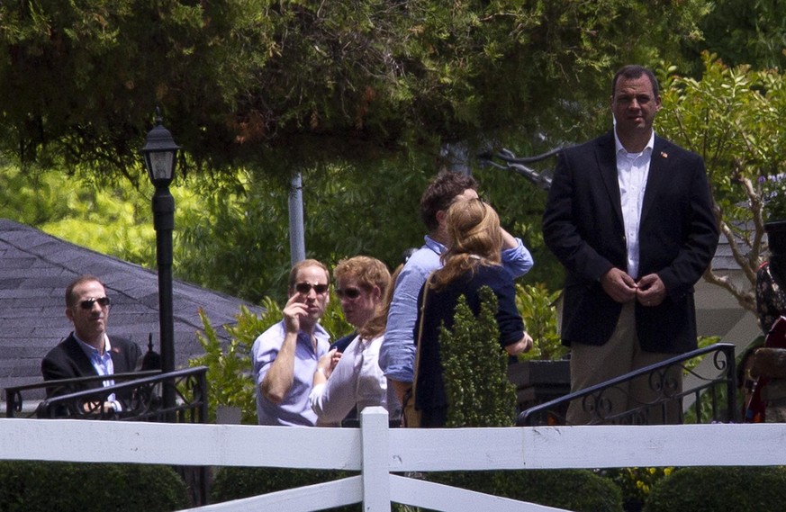 Haben sie die Sonnenbrillen von ihren Bodyguards ausgeliehen?&nbsp;William und Harry besuchen Graceland.&nbsp;