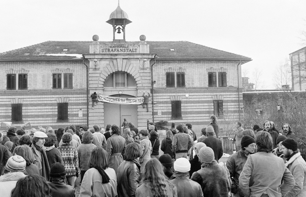 Sympathisanten des in Regensdorf einsitzenden Walter Stuerm fuehren am 13. Dezember 1980 vor dem Tor der Strafanstalt eine Sympathiekundgebung durch und fordern die Freilassung, beziehungsweise die Au ...