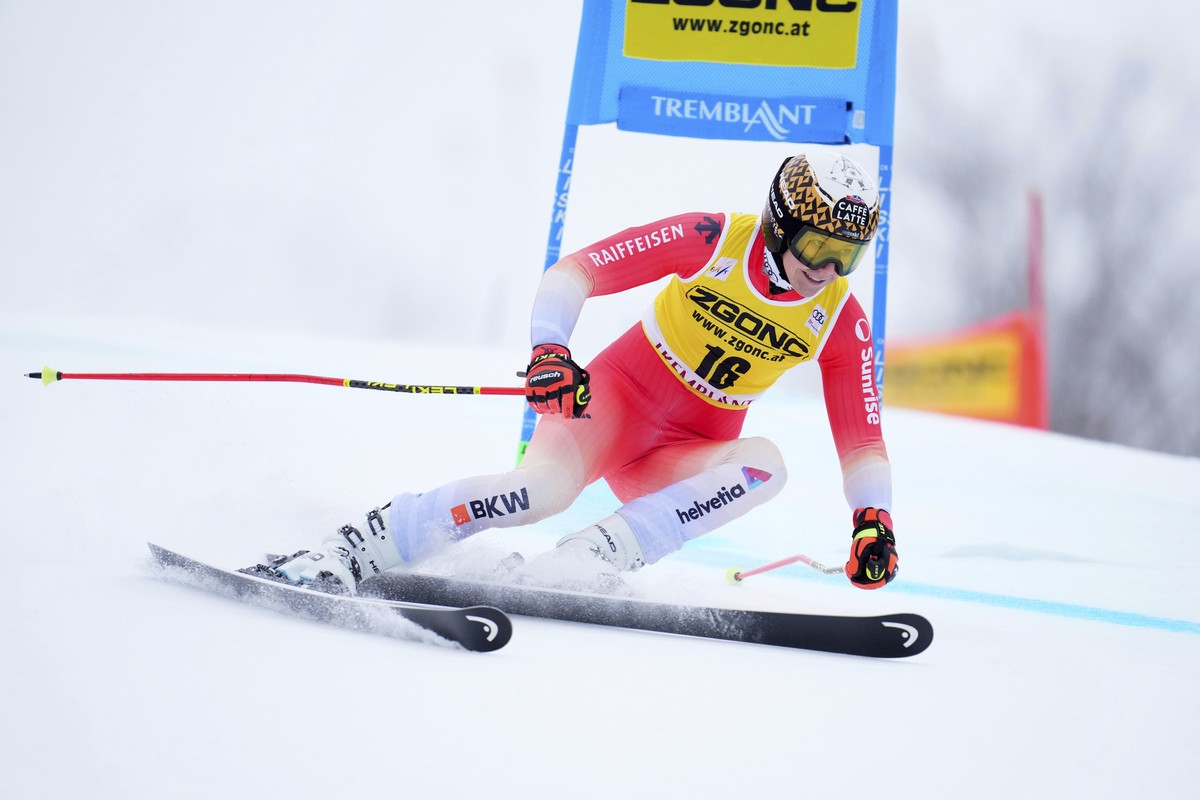 Wendy Holdener of Switzerland speeds down the course as she races in the women's World Cup giant slalom in Mont Tremblant, Quebec, Sunday, Dec. 3, 2023.(Sean Kilpatrick /The Canadian Press via AP ...