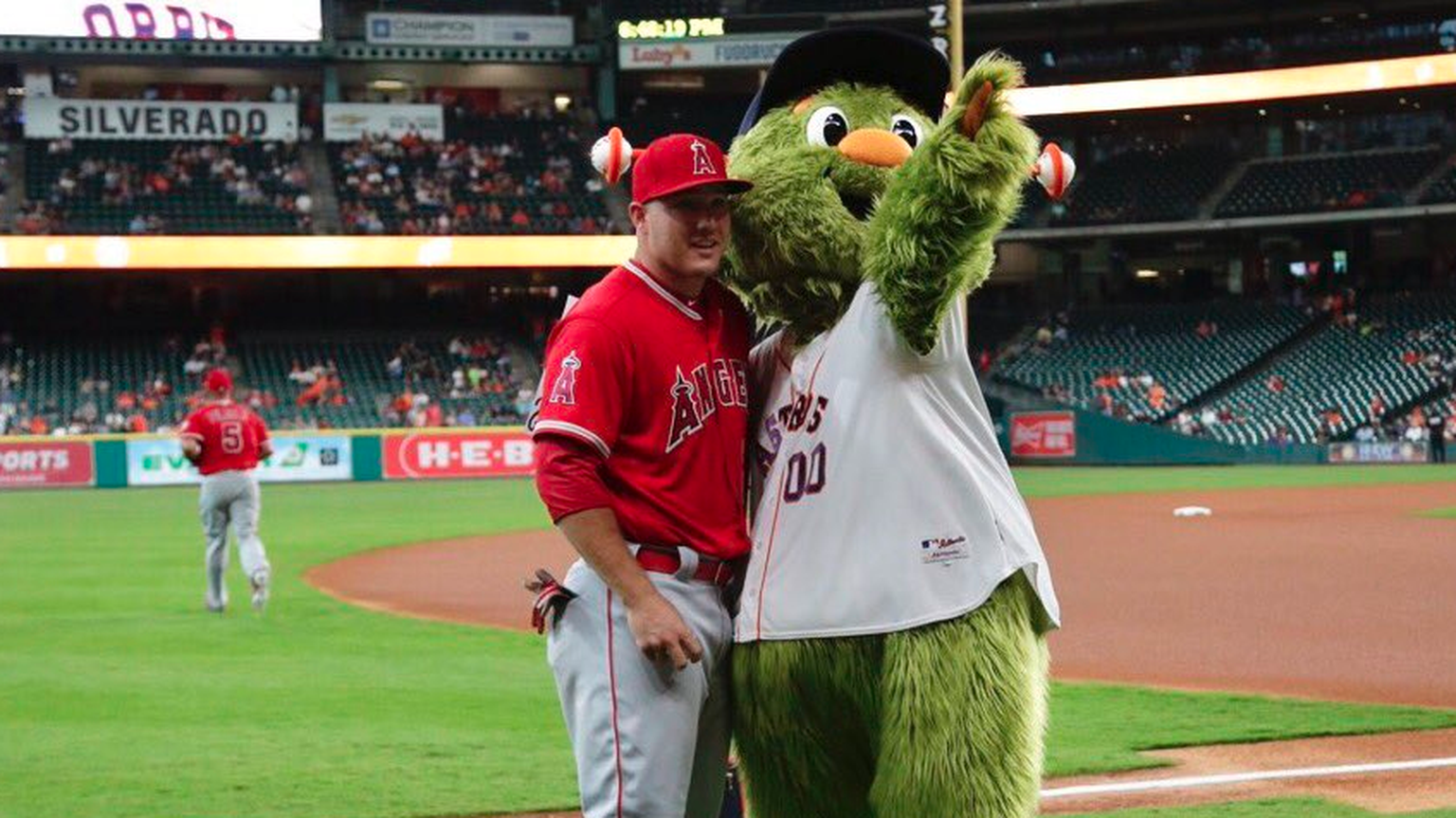 Erinnerungsfoto mit dem Star: Orbit (rechts) schnappt sich Mike Trout.