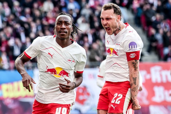 epa12883009 Yan Diomande of RB Leipzig celebrates with teammates after scoring the 1-0 opening goal during the German Bundesliga soccer match between RB Leipzig and Borussia Moenchengladbach in Leipzi ...