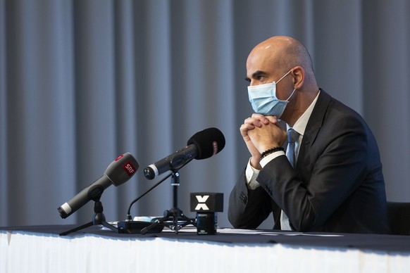 Bundesrat Alain Berset waehrend einer Medienkonferenz, am Donnerstag, 3. Dezember 2020, in Muttenz. Bundesrat Berset besuchte den Kanton Basel Landschaft im Zusammenhang mit der Situation um die Coron ...