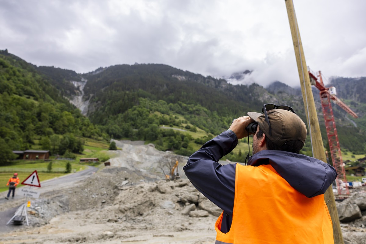 Une personnes observe la riviere vers les ouvriers travaillant a la remise en etat de la route ou une lave torrentielle a emporte le pont du Fregnolet, ce lundi 2 juin 2025 a Fregnolet. Une lave torre ...