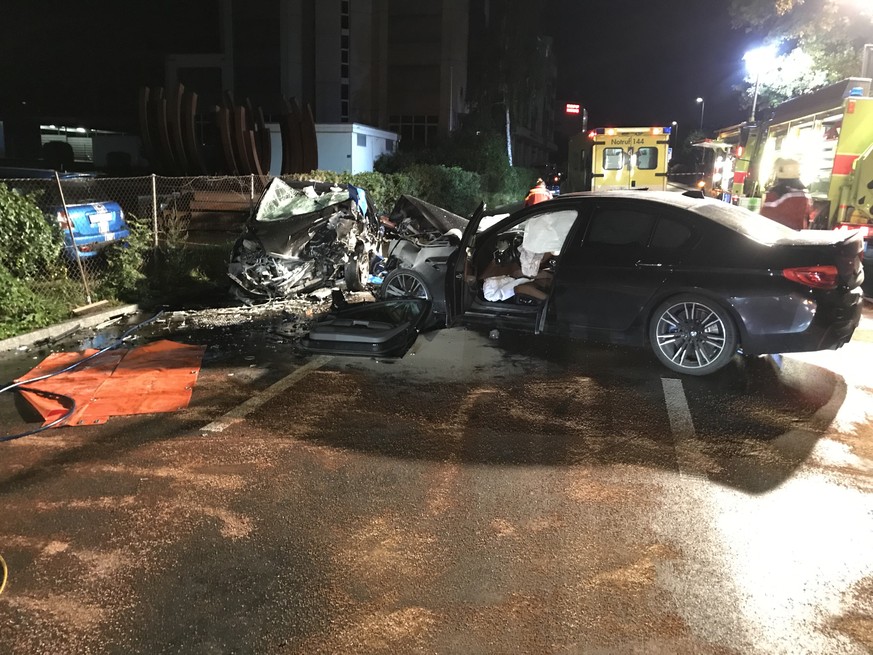 Bei einer Frontalkollision zwischen zwei Personenwagen sind am Samstagabend (5.10.2019) in Dietikon vier Personen verletzt worden, eine Frau und ein Kind lebensbedrohlich.