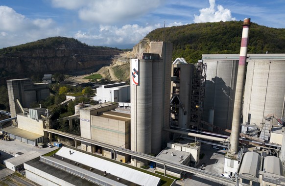 La cimenterie Holcim photographiee devant la carriere du Mormont lors d&#039;une conference de presse de la presentation des objectifs environnementaux Holcim Suisse 2030 ce lundi 10 octobre 2022 a la ...