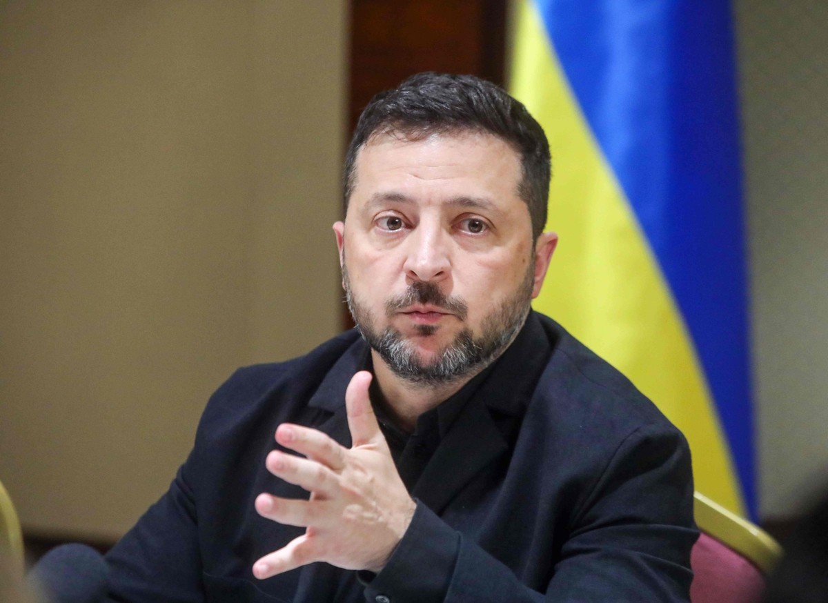 En plus de préparer un hiver difficile, Volodymyr Zelensky doit composer avec les revirements politiques venus de France et des Etats-Unis.