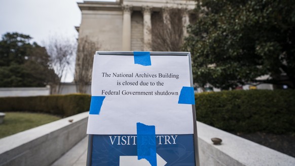 epa06462025 A closed sign taped to another sign outside the National Archives as the Senate continues work on ending the government shutdown in the US Capitol in Washington, DC, USA, 21 January 2018.  ...