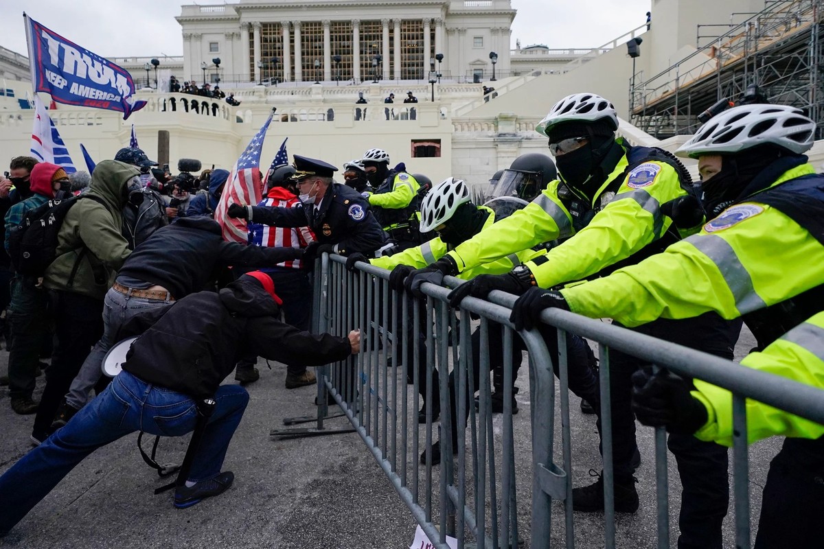 Le 6 janvier 2021, des manifestants violents se sont affrontés avec les forces de l'ordre et ont fait l'objet de poursuites judiciaires. Le gouvernement Trump souhaitait leur verser une inde ...