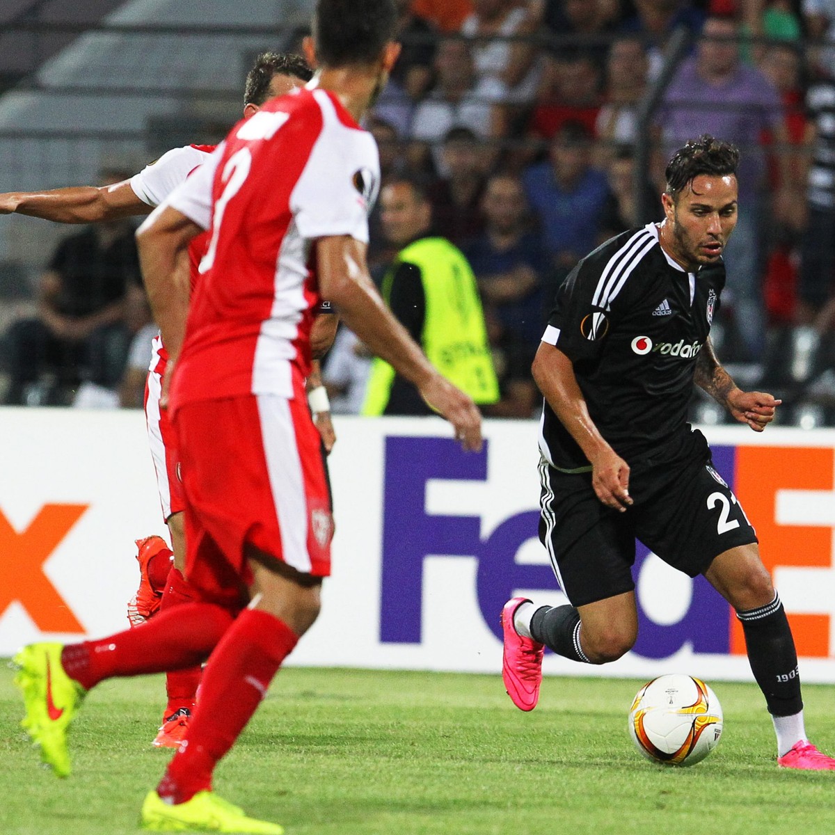 epa04935762 Besiktas' Kerim Frei (R) in action during the UEFA Europa League Group H soccer match between Skenderbeu and Besiktas in Elbasan, Albania, 17 September 2015. EPA/STRINGER