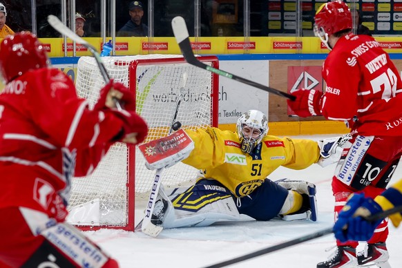 Mauro Dufner (SCRJ), links, scheitert an Torhueter Luca Hollenstein (HCD) waehrend dem Meisterschaftsspiel der National League zwischen den SC Rapperswil Jona Lakers und dem HC Davos, am Dienstag, den ...