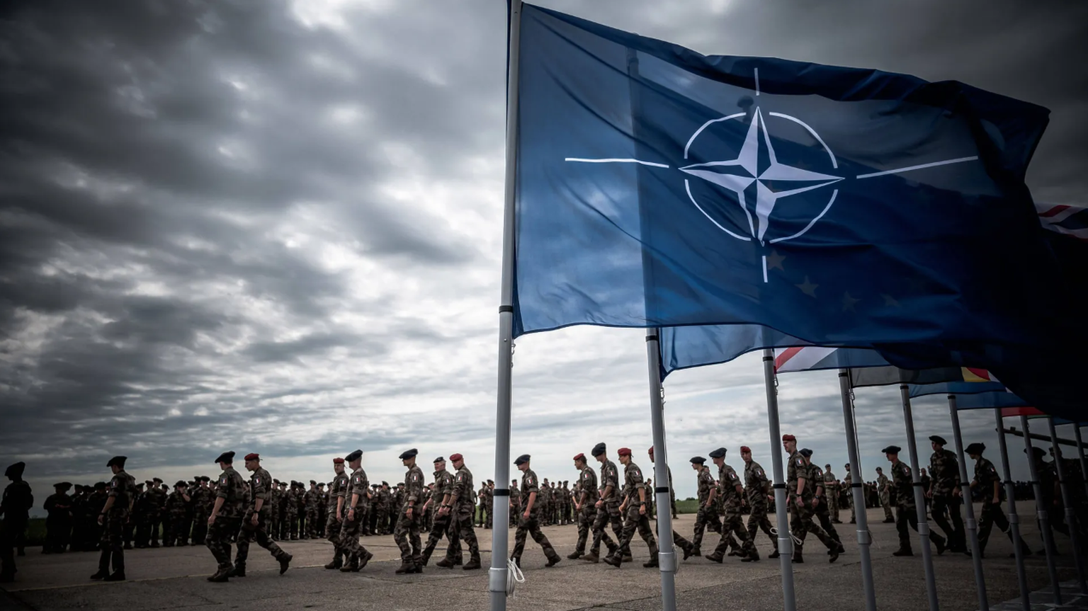 Die Flagge der Nato weht vor dem Hauptquartier des Verteidigungsbündnisses in Brüssel.