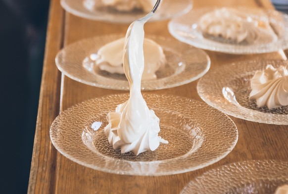 Ein traditionelles Dessert der Region La Gruyère sind Meringues mit «Crème Double».