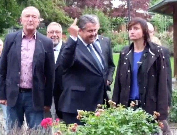 SPD-Chef Sigmar Gabriel Stinkefinger