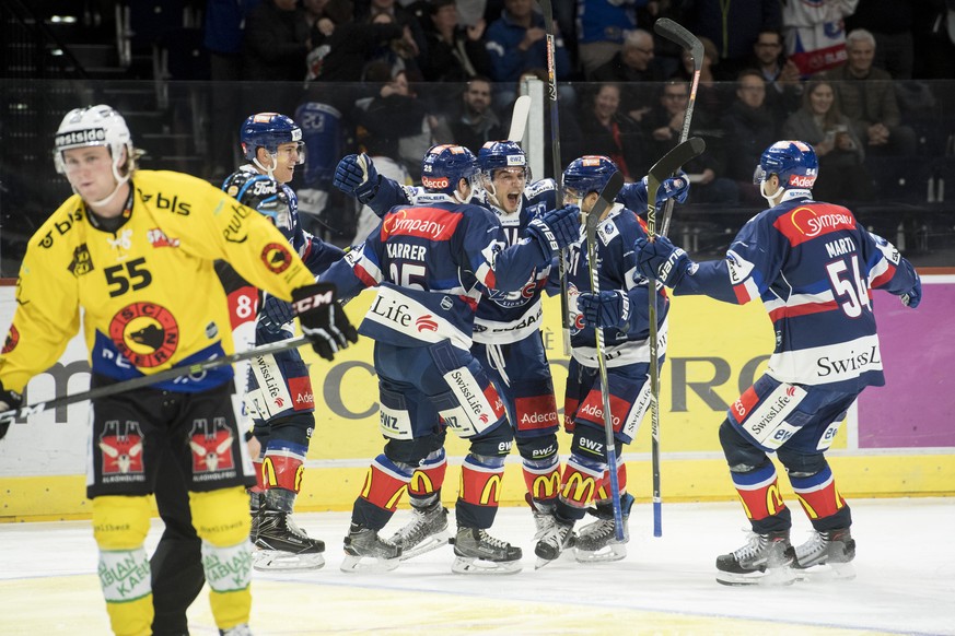 Die Zuercher jubeln nach dem 2:1 Tor von Chris Baltisberger, Mitte, waehrend dem Eishockey-Meisterschaftsspiel der National League zwischen den ZSC Lions und dem SC Bern, aufgenommen am Dienstag, 14.  ...