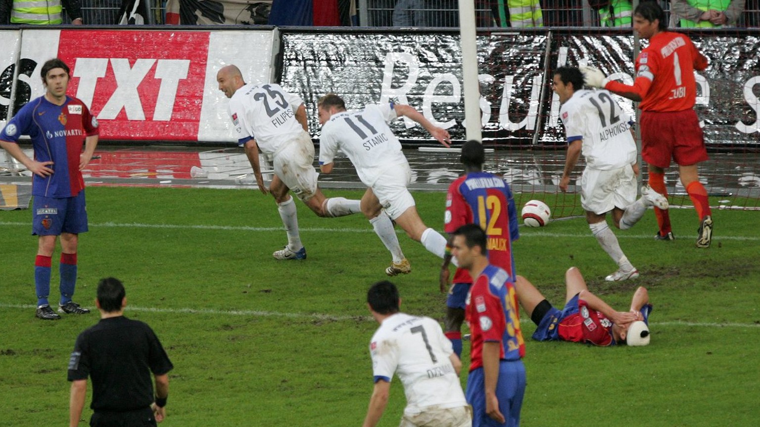 Der Zuercher lulian Filipescu, Nr. 25, zieht jubelnd davon, nachdem er in der Nachspielzeit den 1:2-Siegestreffer erzielt hat im Fussball Meisterschaftsspiel der Super League zwischen dem FC Basel und ...