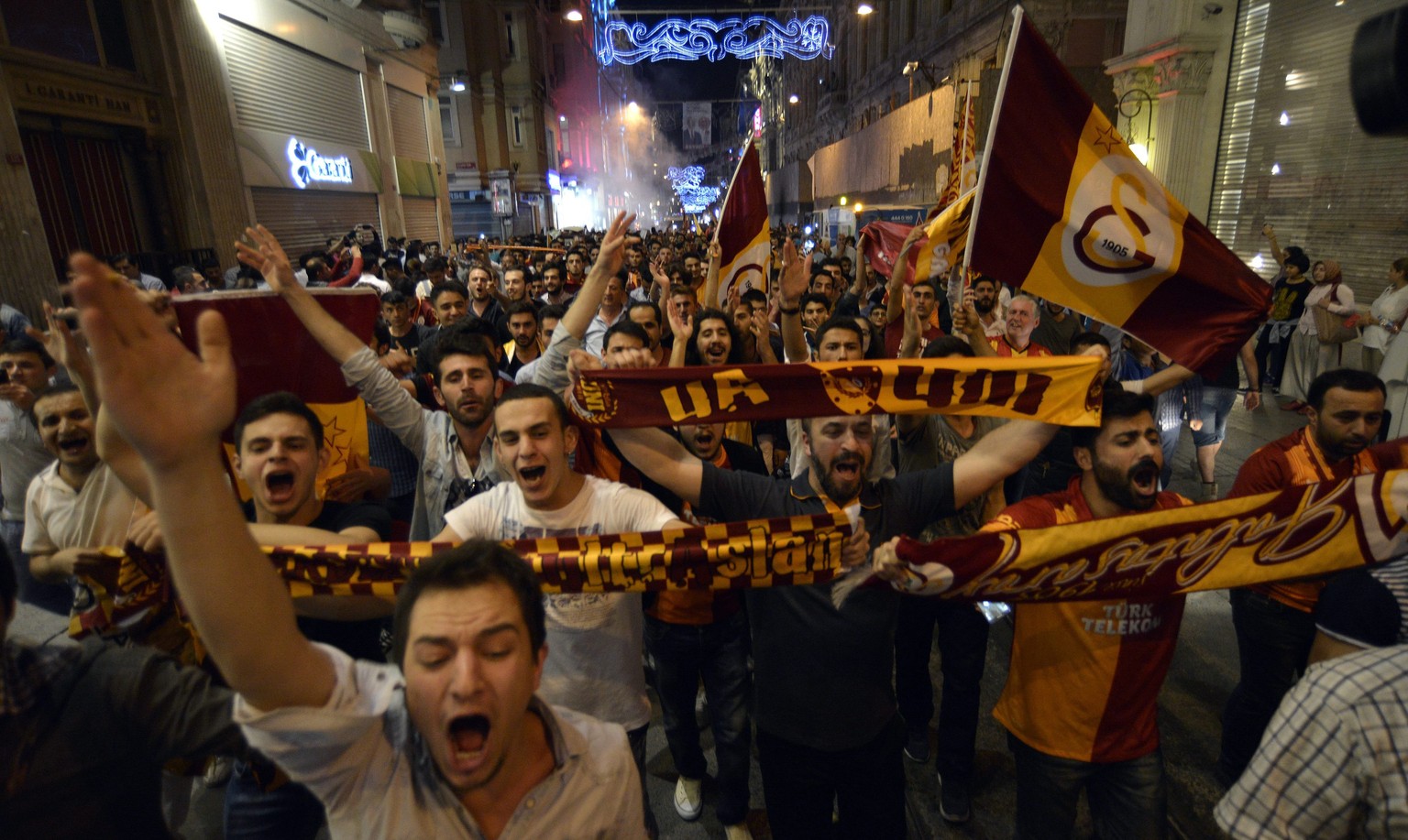 Freude bei den Galatasaray-Fans: Fenerbahce verabschiedet sich aus dem Meisterrennen.&nbsp;