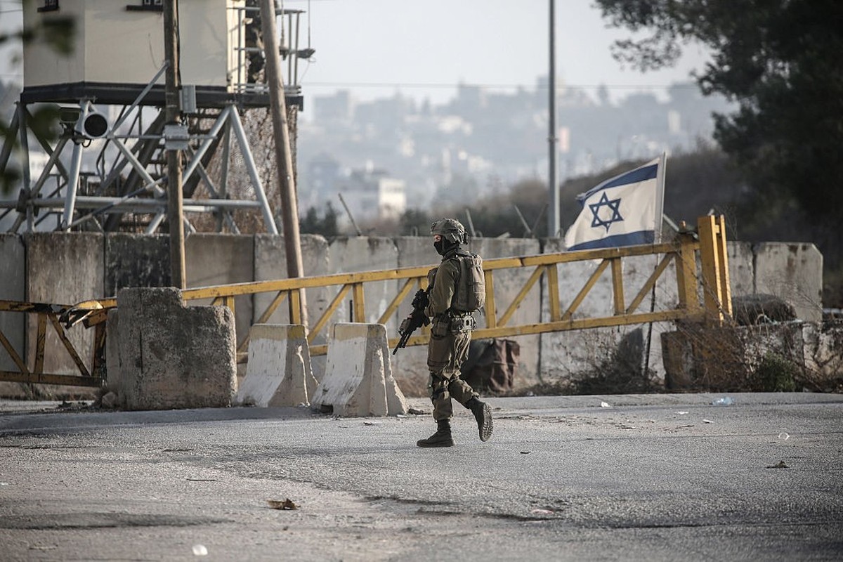 NABLUS, PALESTINE - 2026/10/24: An Israeli soldier guards a military gate at a checkpoint south of the city of Nablus in the West Bank. The Israeli army has imposed a tight blockade on areas under the ...