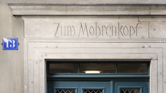 ARCHIV -- Ueber dem Eingang des Hauses am Neumarkt 13 in Zuerich steht die Inschrift &quot;Zum Mohrenkopf&quot;, fotografiert am 14. April 2021 in Zuerich. Der Zuercher und der Stadtzuercher Heimatsch ...
