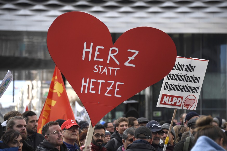 Demonstranten protestieren gegen die von der PNOS (Partei national orientierter Schweizer) organisierte Demonstration gegen den UNO-Migrationspakt in Basel auf dem Messeplatz, am Samstag, 24. November ...