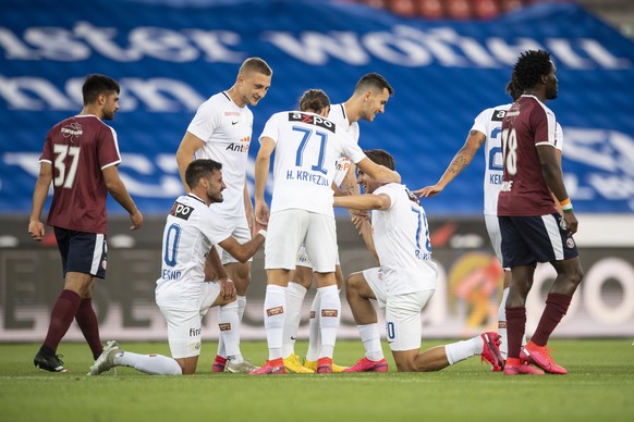 Zuerichs Benjamin Kololli jubelt nach seinem 1:0 Tor im Fussball Meisterschaftsspiel der Super League zwischen dem FC Zuerich und dem Servette FC im Letzigrund, am Samstag, 4. Juli 2020 in Zuerich. (K ...