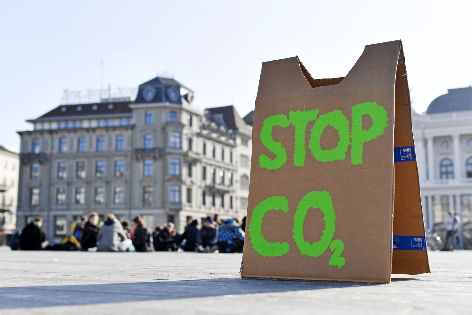 Solidaritaets-Sitzstreik von Schuelern und Schuelerinnen auf dem Zuercher Sechselaeutenplatz am Freitag, 25. Januar 2019. Auch diesen Freitag gehen in der Schweiz Schueler fuers Klima auf die Strasse. ...