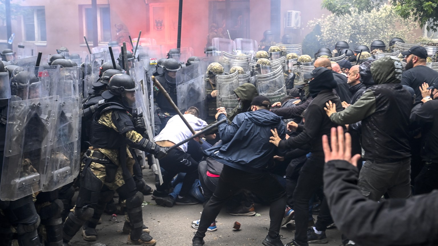 epa10662195 Soldiers of NATO-led international peacekeeping Kosovo Force (KFOR) clash with ethnic Serbs in front of the building of the municipality in Zvecan, Kosovo, 29 May 2023. Protests and clashe ...
