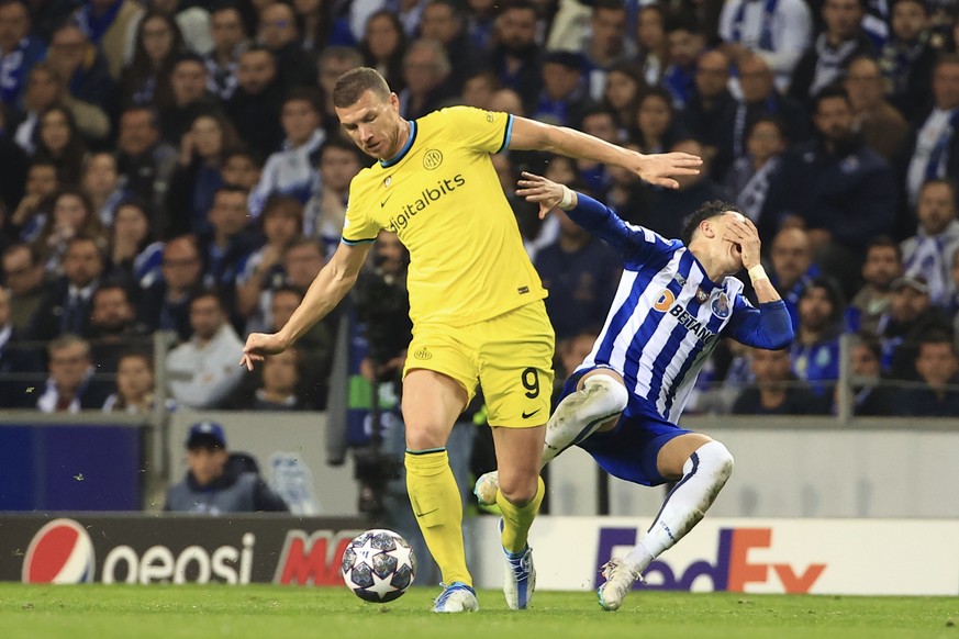 Inter Milan&#039;s Edin Dzeko fights for the ball with Porto&#039;s Pepe, right, during the Champions League round of 16, 2nd leg, soccer match between FC Porto and Inter Milan at the Dragao stadium i ...