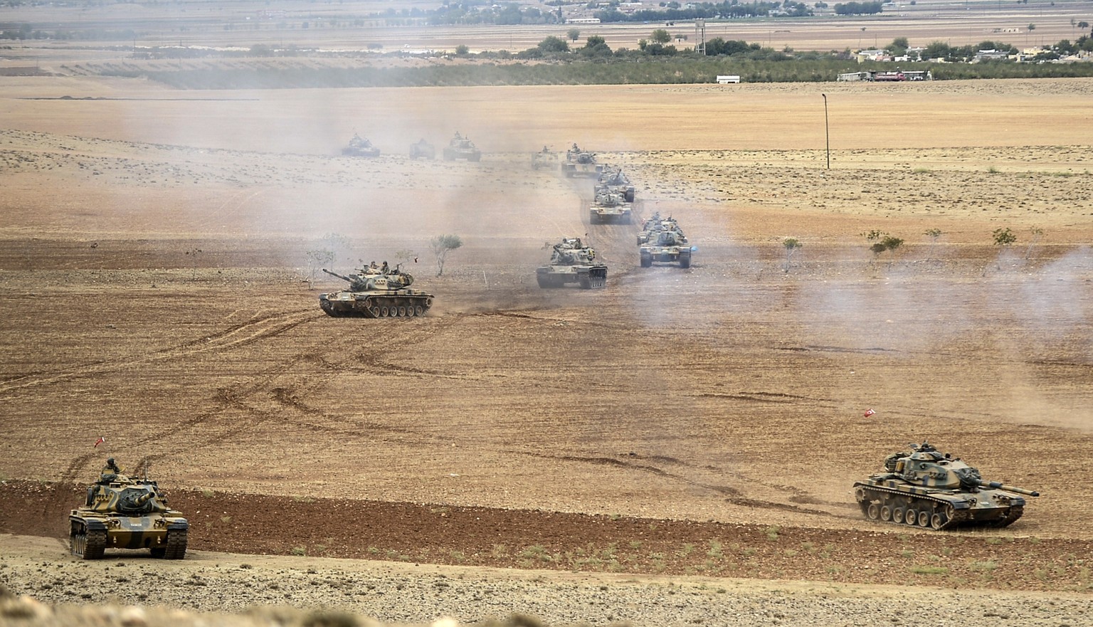 Türkische Panzer an der Grenze zu Syrien: laut Medienberichten wurden 10'000 Soldaten in Alarmbereitschaft versetzt.