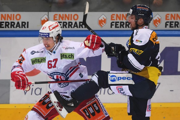Rapperswil&#039;s player Florian Schmuckli, left, fight for the puck with Ambri&#039;s player Tommaso Goi, right, during the regular season game of the National League Swiss Championship 2018/19 betwe ...