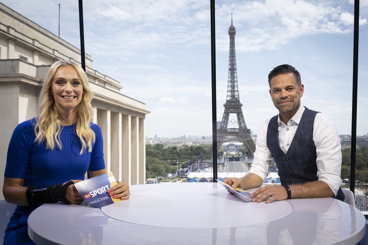 Swiss sport moderator Annette Fetscherin (SRF) and Lukas Studer (SRF), from left, pose in the SRG SSR TV-Studio in Trocadero, with the Eifel Tower in the background, prior to the 2024 Paris Summer Oly ...