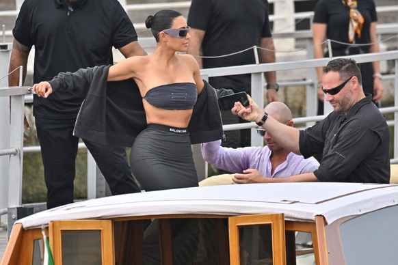 Kardashian Family At Venice Airport Kim Kardashian arriving at Venice airport ahead of Jeff Bezos wedding in Venice on June, 26, 2025. Photo by Julien Reynaud/APS-Medias/ABACAPRESS.COM Venice Italy PU ...