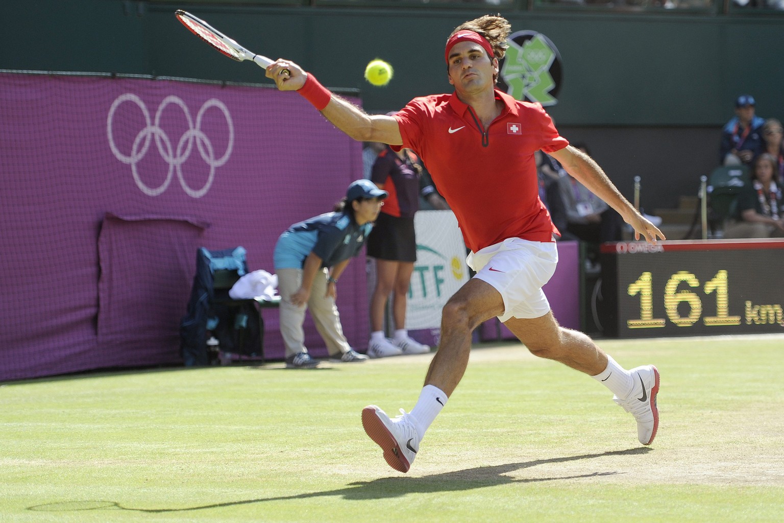 ARCHIV --- ZUM OLYMPIA-AUS UND VORZEITIGEN SAISON-AUS VON ROGER FEDERER STELLEN WIR IHNEN FOLGENDES BILD ZUR VERFUEGUNG --- Switzerland&#039;s Roger Federer plays the ball during the men&#039;s single ...