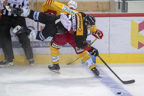 Berns Mark Arcobello, vorne, bleibt an Tigers Yannick Blaser haengen, waehrend dem Eishockey National League Spiel zwischen dem SC Bern und den SCL Tigers, am Samstag, 22. September 2018, in der PostF ...