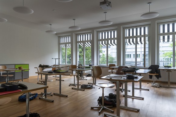 Blick in ein leeres Klassenzimmer anlaesslich des Schulstartes der Mittel- und Berufsfachschulen nach der coronabedingten Unterrichtspause im Gymnasium Kirschgarten in Basel, am Montag, 8. Juni 2020.  ...