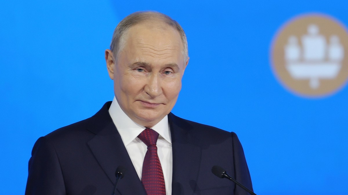 epa11395720 Russian President Vladimir Putin delivers a speech at a plenary session of the St. Petersburg International Economic Forum (SPIEF) in St. Petersburg, Russia, 07 June 2024. The 27th St.Pete ...