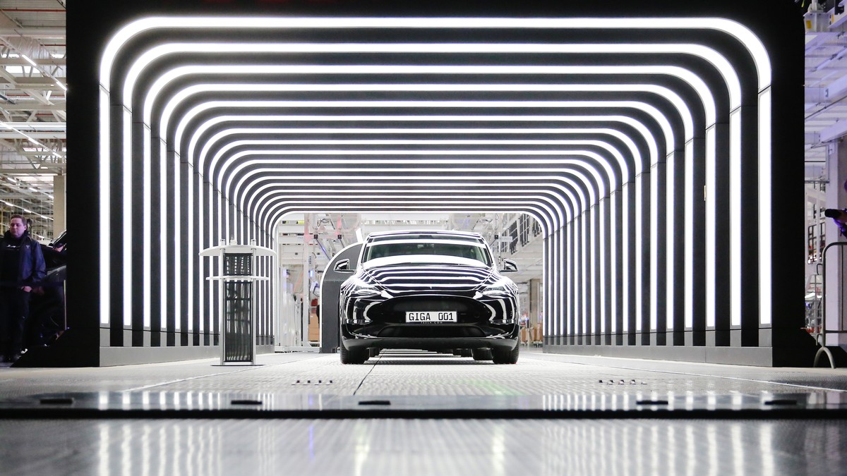epa09842433 Tesla vehicles are displayed during the opening day of the Tesla 'Gigafactory' in Gruenheide near Berlin, Germany, 22 March 2022. EPA/CHRISTIAN MARQUARDT / POOL