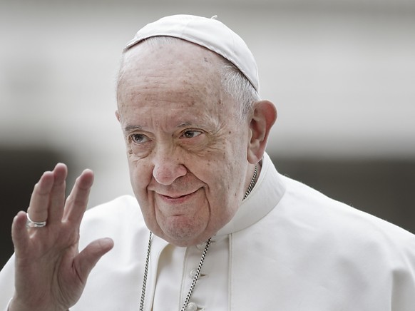 ARCHIV - Papst Franziskus begrÃ¼Ãt die GlÃ¤ubigen, als er zur wÃ¶chentlichen Generalaudienz auf dem Petersplatz ankommt. Foto: Giuseppe Ciccia/SOPA Images via ZUMA Wire/dpa