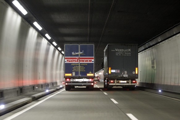 ARCHIVBILD ZUR MEDIENKONFERENZ DER ASTAG UND DES VERBANDES OEFFENTLICHER VERKEHR ZUM KABOTAGEVERBOT, AM DONNERSTAG, 3. MAI 2018 - Zwei Lastwagen bei einem ueberholmanoever im Seelisbergtunnel in Fahrt ...