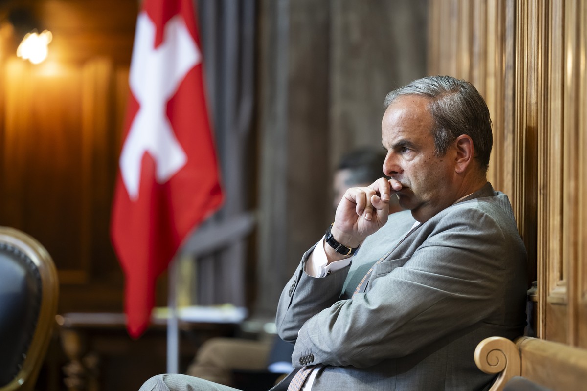 Nationalrat Gerhard Pfister, Mitte-ZG, verfolgt der Debatte "24.092 Wahrung der schweizerischen Neutralitaet (Neutralitaetsinitiative)? waehrend der Sommersession der Eidgenoessischen Raete, am D ...
