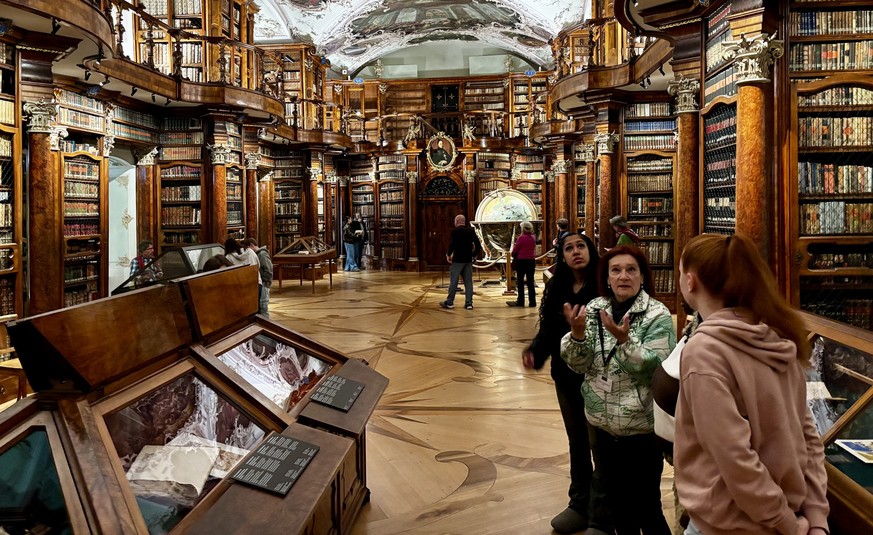 Fussball-Influencerinnen in der Stiftsbibliothek St.Gallen.