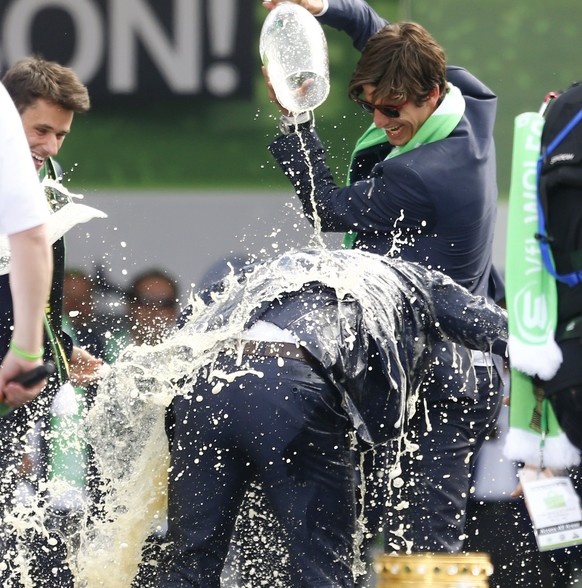 Bierdusche von Timm Klose: Dieter Hecking kommt auch in Wolfsburg nicht trocken davon.